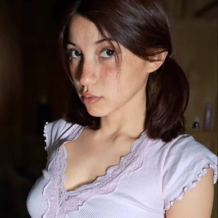 Lily • 18 ginger 🍓🤍 | @lily_tiny