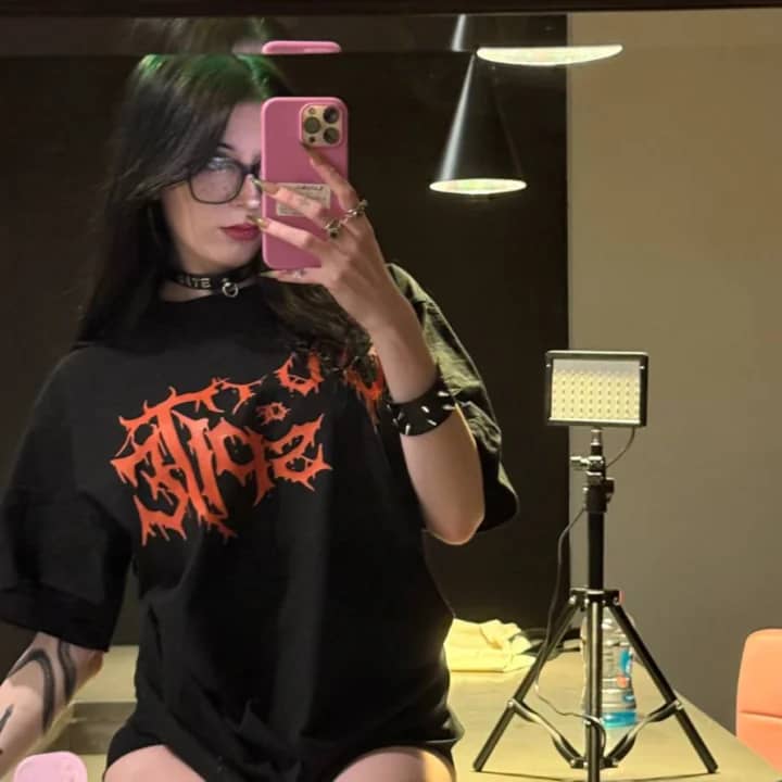 Ray 🖤 | @unhingedray